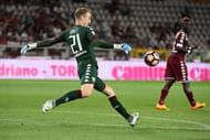 TURIN, ITALY - MAY 28:  Goalkeeper of FC Torino Joe Hart in action during the Serie A match between FC Torino and US Sassuolo at Stadio Olimpico di Torino on May 28, 2017 in Turin, Italy.  (Photo by Pier Marco Tacca/Getty Images)